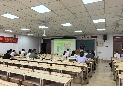 一群人在房间里的桌子前  AI 生成的内容可能不正确。
