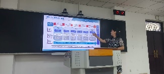 房间里有许多人在餐厅里  AI 生成的内容可能不正确。